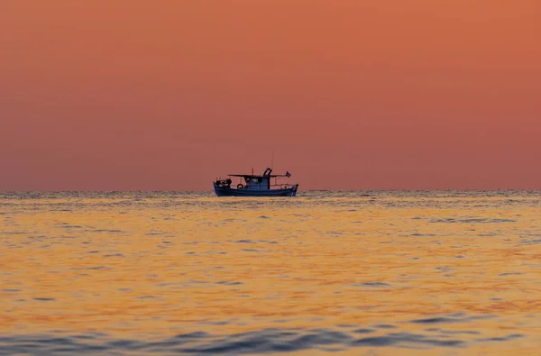 Coucher Soleil Rouge Sur Mer Silhouette Bateau Pêcheur — Photo