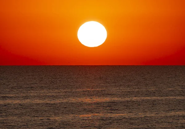 Büyük Güneş Denizin Üzerinde Batıyor Gün Doğuyor Kızıl Gökyüzü — Stok fotoğraf