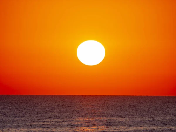 Sol Grande Para Baixo Sobre Nascer Sol Mar Céu Vermelho — Fotografia de Stock