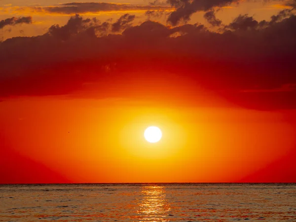 Sol Grande Para Baixo Sobre Nascer Sol Mar Céu Vermelho — Fotografia de Stock