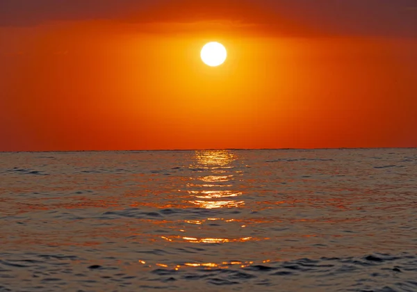 Большое Солнце Над Морем Восход Солнца Красное Небо — стоковое фото