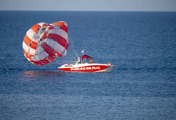 Gente Vuela Parapente Mar — Foto de Stock