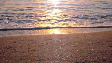 Gün batımında plaj dalgası sıçrayan makro