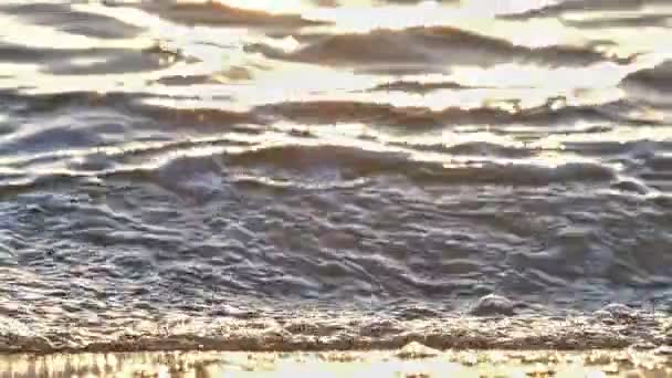 Gün batımında plaj dalgası sıçrayan makro — Stok video