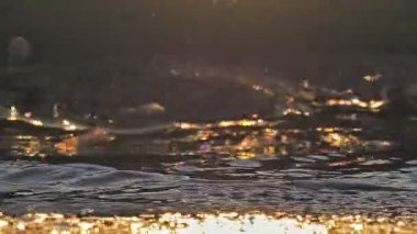 Gün batımında plaj dalgası sıçrayan makro