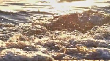 Gün batımında plaj dalgası sıçrayan makro