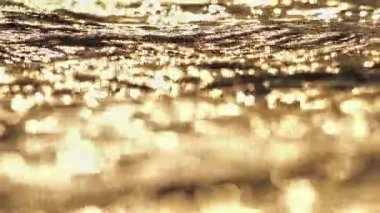 Gün batımında plaj dalgası sıçrayan makro