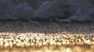 Gün batımında plaj dalgası sıçrayan makro