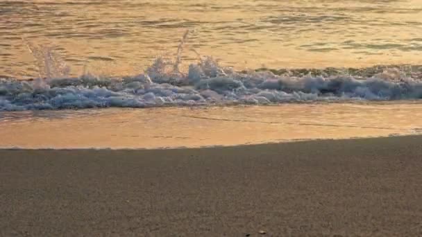 Ola de playa salpicando macro en puesta de sol 4k — Vídeos de Stock