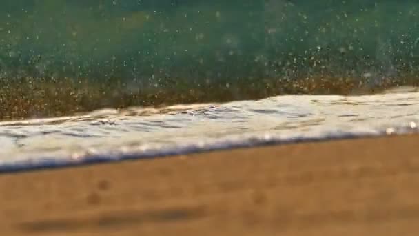 Κύμα παραλία πιτσίλισμα μακροεντολή στο ηλιοβασίλεμα 4k — Αρχείο Βίντεο
