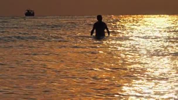 homme en or lever de soleil mer 4k 