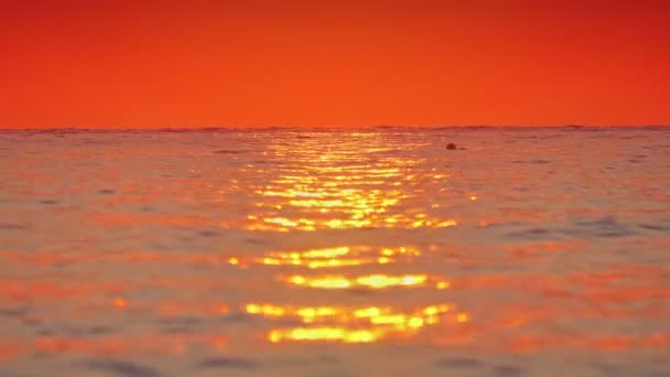 Amanecer dorado mar cámara lenta 4k — Vídeos de Stock