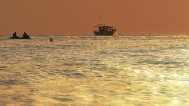 Barco de pescado sobre el mar de oro amanecer 4k — Vídeos de Stock