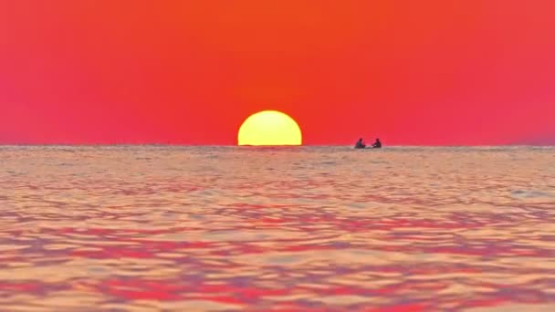 Grande sole giù sopra il mare, cielo rosso al rallentatore 4k — Video Stock