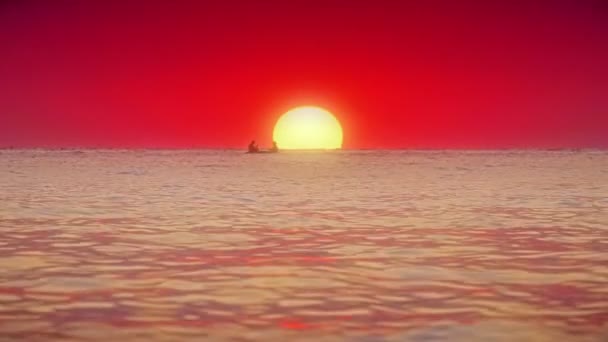 Grande sole giù sopra il mare, cielo rosso al rallentatore 4k — Video Stock