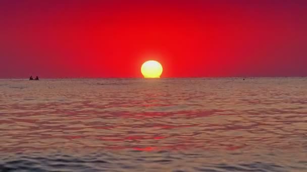 Велике сонце над морем, червоне небо повільний рух 4k — стокове відео