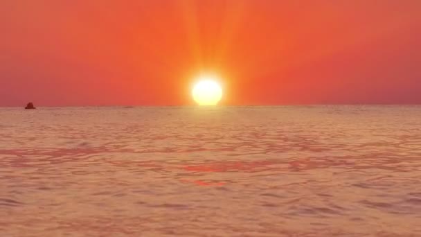 Große Sonne über dem Meer, roter Himmel Zeitlupe 4k — Stockvideo