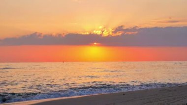 Güneş ışığı plajı üzerinde gün doğumu 4k