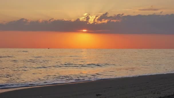 Amanecer sobre mar sol rayo playa 4k — Vídeo de stock