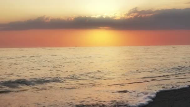 Alba sul mare spiaggia di raggi del sole 4k — Video Stock