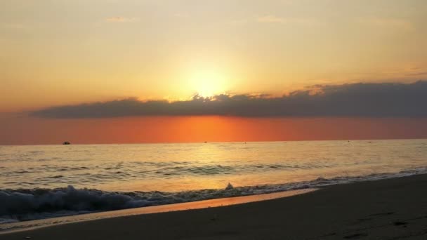 Amanecer sobre mar sol rayo playa 4k — Vídeo de stock