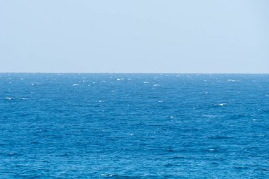 Mavi deniz manzarası ve berrak gökyüzü