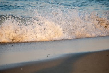 Dalgalar deniz kıyısı makrosu sıçratıyor. Yaklaş.