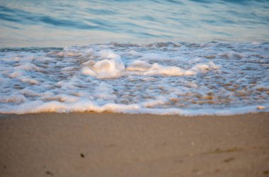 Dalgalar deniz kıyısı makrosu sıçratıyor. Yaklaş.