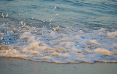 Dalgalar deniz kıyısı makrosu sıçratıyor. Yaklaş.