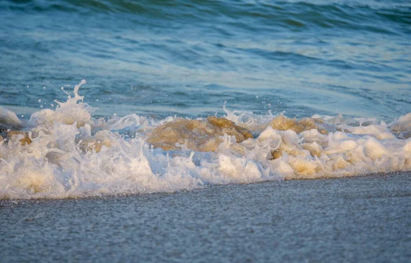 波浪飞溅的海滩宏观 — 图库照片