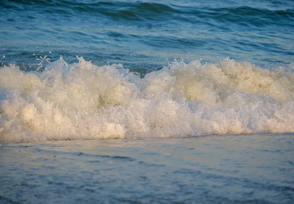 Dalgalar Deniz Kıyısı Makrosu Sıçratıyor Yaklaş — Stok fotoğraf