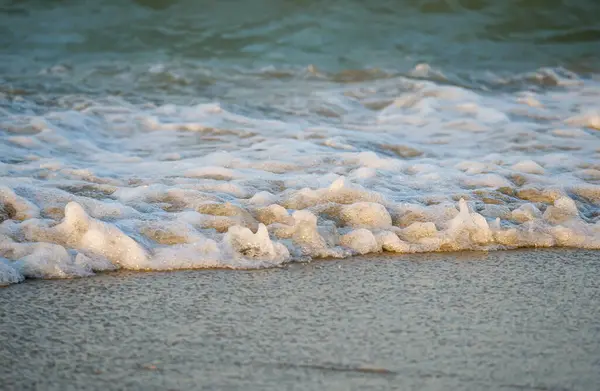 波浪飞溅的海滩宏观 — 图库照片