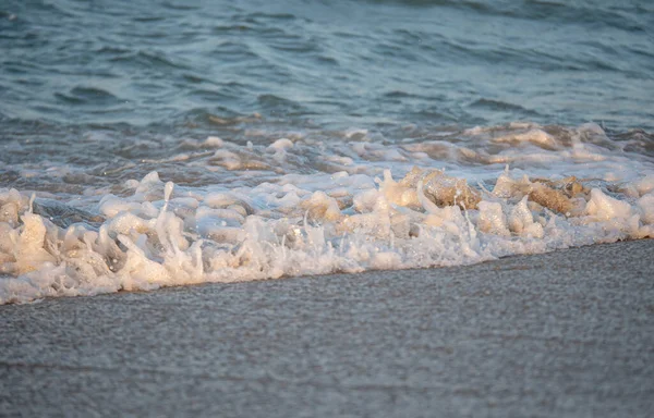 波浪飞溅的海滩宏观 — 图库照片
