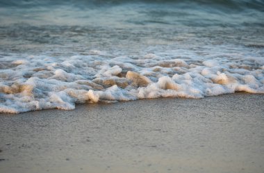 Dalgalar deniz kıyısı makrosu sıçratıyor. Yaklaş.
