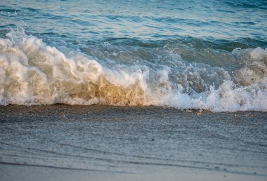 Dalgalar deniz kıyısı makrosu sıçratıyor. Yaklaş.