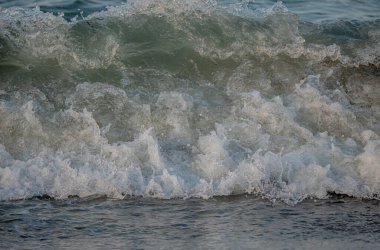 Dalgalar deniz kıyısı makrosu sıçratıyor. Yaklaş.