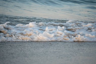 Dalgalar deniz kıyısı makrosu sıçratıyor. Yaklaş.
