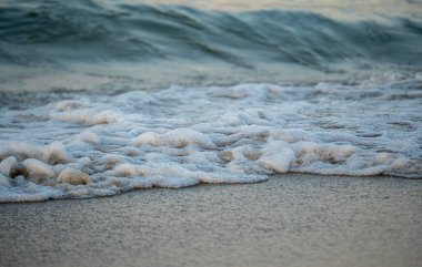 Dalgalar deniz kıyısı makrosu sıçratıyor. Yaklaş.