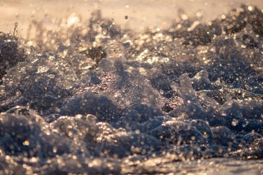 Dalgalar deniz kıyısı makrosu sıçratıyor. Yaklaş.