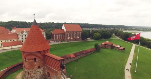 Kaunas, Litouwen - 24 juli: Luchtfoto vlucht boven Kaunas kasteel St. Jurgis kerk in Kaunas stad op 24 juli 2016, Kaunas, Litouwen — Stockvideo