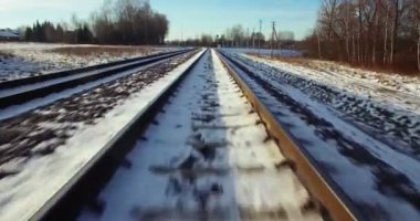Hava. Kamera uçuş parçaları yüksek kış günbatımı gökyüzü tren. 4k