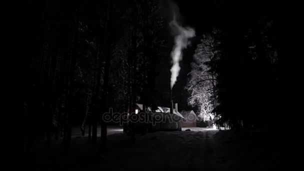 ВРЕМЯ. Волшебная холодная ночь зимы в Литве, Гудаяй (лес Гредайчяй). Дом с дымоходом. 4k — стоковое видео