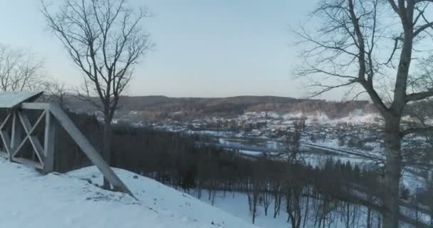 AERIAL. Inauguración de la fría puesta de sol invernal en Naujoji Vilnia desde el nevado Rokantsikiu, la colina del castillo en Vilna, Lituania. 4k — Vídeo de stock