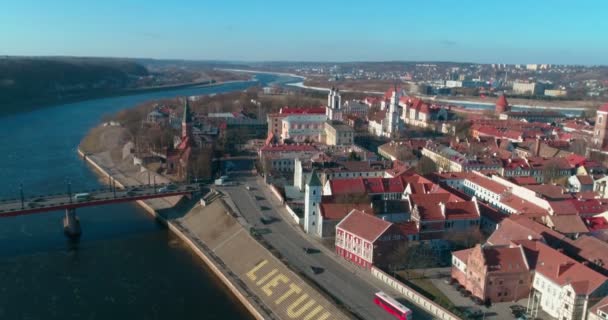 오래 된 도시 카우나스의 리투아니아 카우나스 시에서 Nemunas 강 위에서 총 공중 기울기 — 비디오