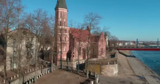 Εναέρια. Γείρετε το άνοιγμα πυροβόλησε μέσα από την Βιτάουτας εκκλησία Κάουνας παλιά πόλη Πανόραμα στην όμορφη ηλιόλουστη, ανοιξιάτικη ημέρα στη Λιθουανία. 4k — Αρχείο Βίντεο