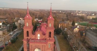 Hava. Faiz (360) uçak atış Panevezys Aziz Peter ve Paul Kilisesi noktası. Bahar öğleden sonra Litvanya