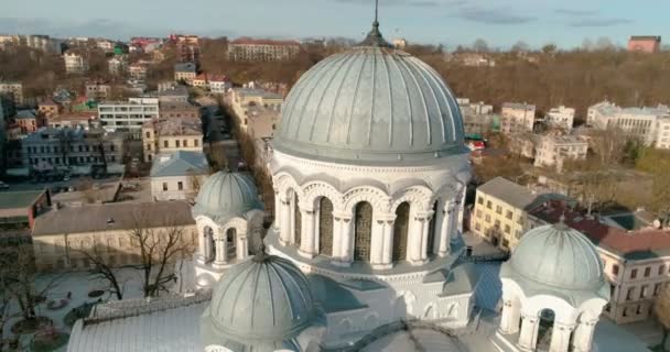 Kaunas, Litouwen - 23 maart: Luchtfoto aandachtspunt drone schot rond St. Michael de aartsengel kerk (Soboras) in Kaunas, Liberty Boulevard in Kaunas stad op 23 maart 2017, Kaunas, Litouwen — Stockvideo