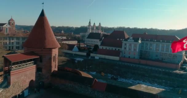 Kaunas, Litouwen - 14 februari: Luchtfoto cursus sluis rond Kaunas kasteel tot St. Jurgis kerk in Kaunas stad op 14 februari 2017, Kaunas, Litouwen — Stockvideo