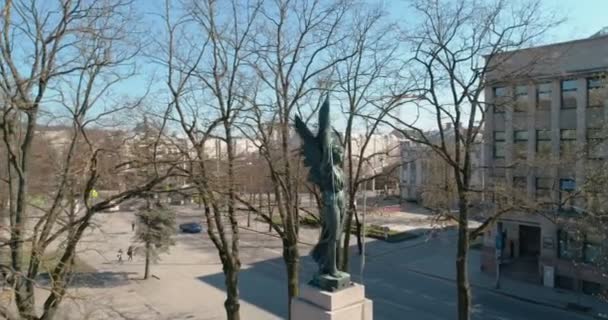 KAUNAS, LITUANIE - 10 AVRIL 2017 : Drone aérien tourné autour du monument de la liberté sur la place du Musée de la Grande Guerre Vytautas. Mouvement lent, 4k — Video