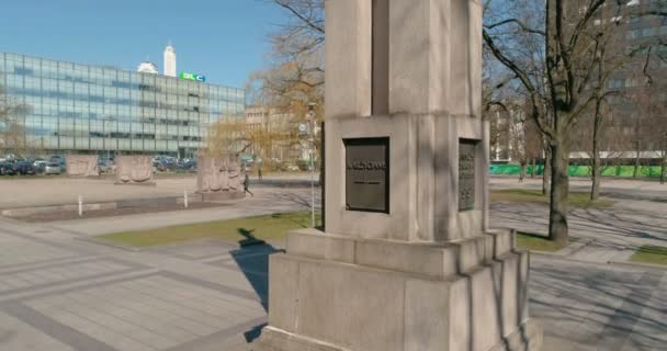 Каунас, Литва - 10 квітня 2017: Drone антена постріл монумент свободи в Вітаутаса Великого війни Музейної площі. Повільний рух, 4 к — стокове відео